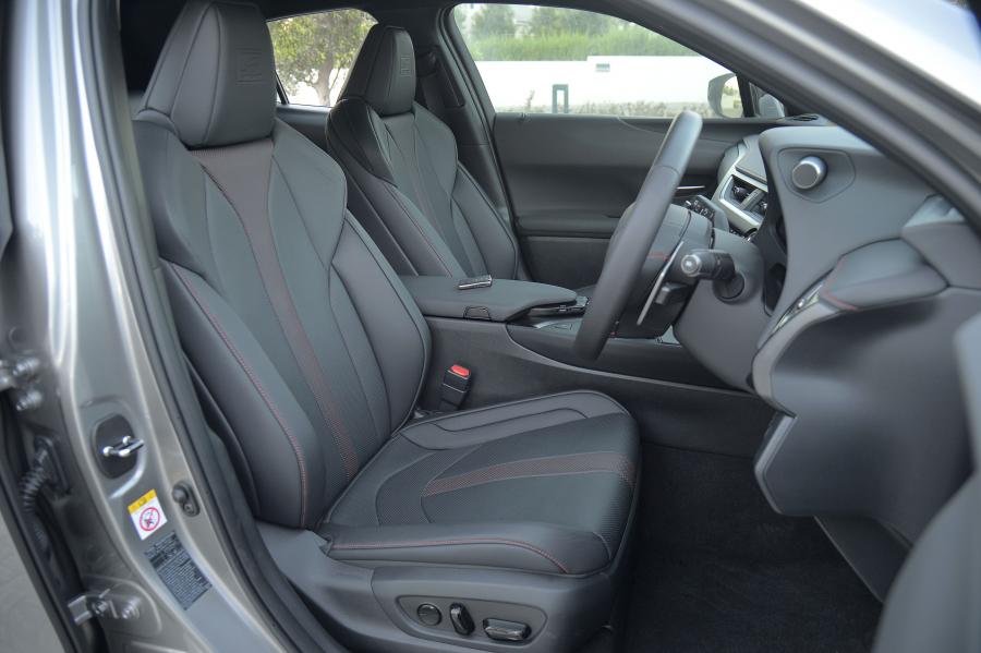 Интерьер Lexus UX200 F-Sport 2019 года  (ZA) (фото 25 из 39)